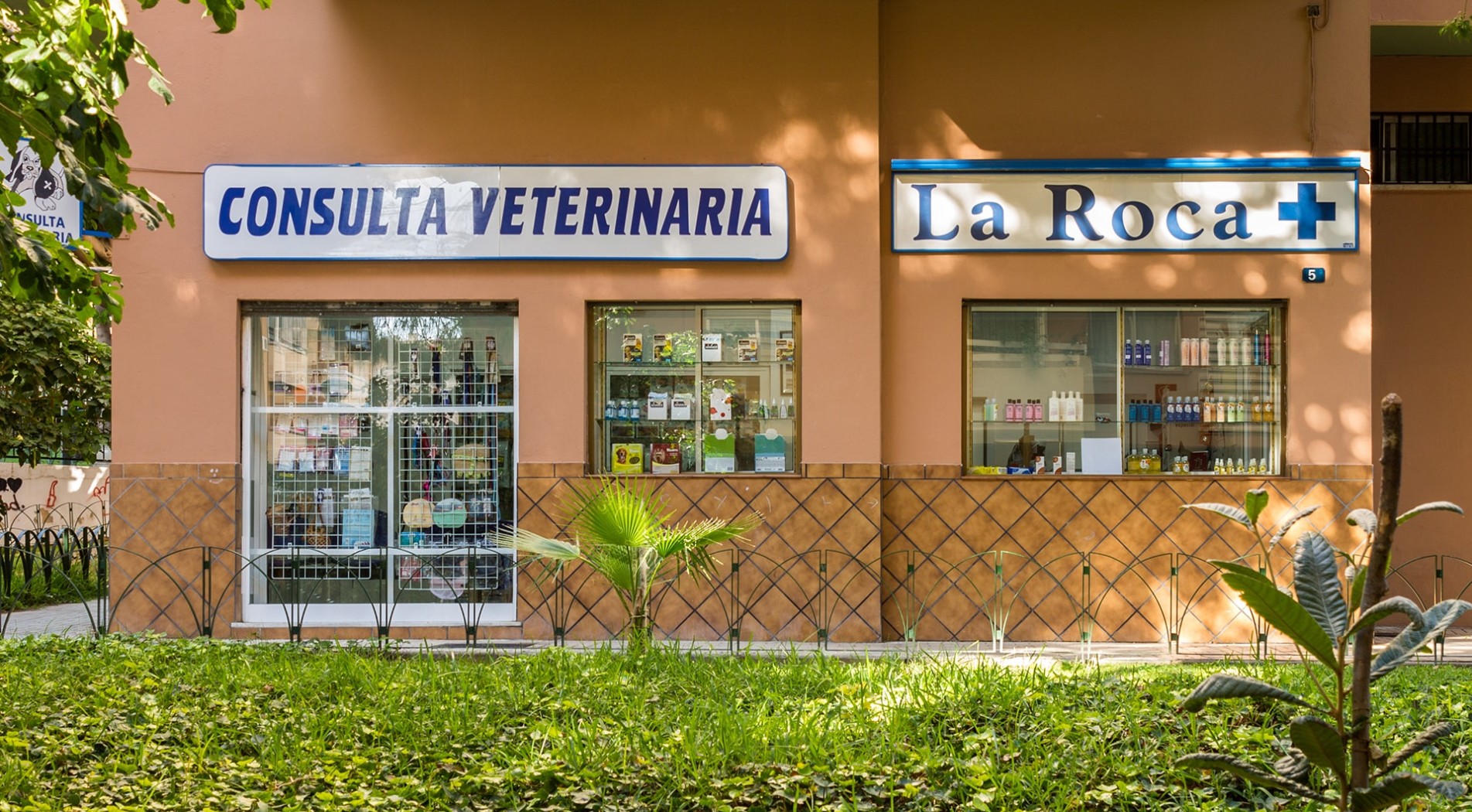 Exterior Clínica Veterinaria La Roca